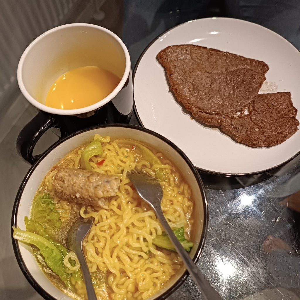辛辣麵＋牛排＋橙汁
