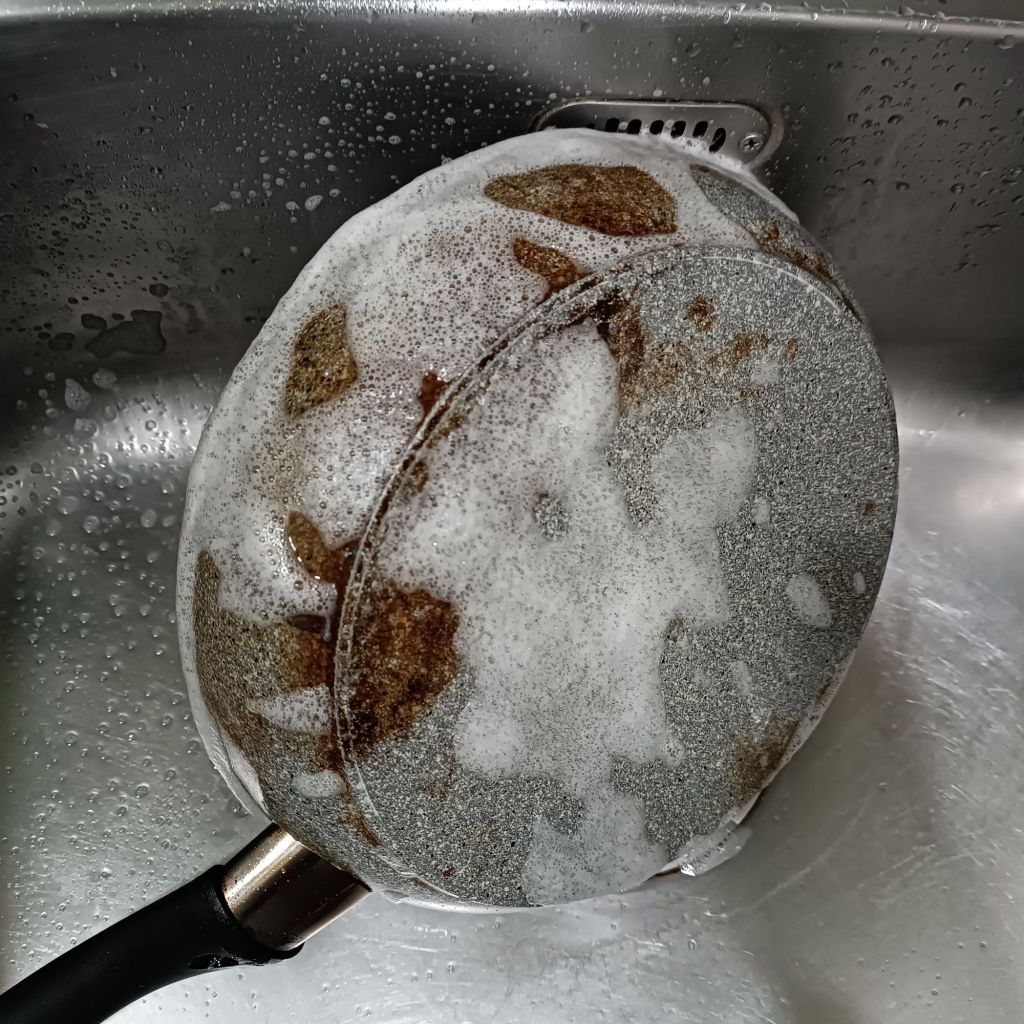 廚房/烤盤拔油去汙鏡面潔亮劑 使用中